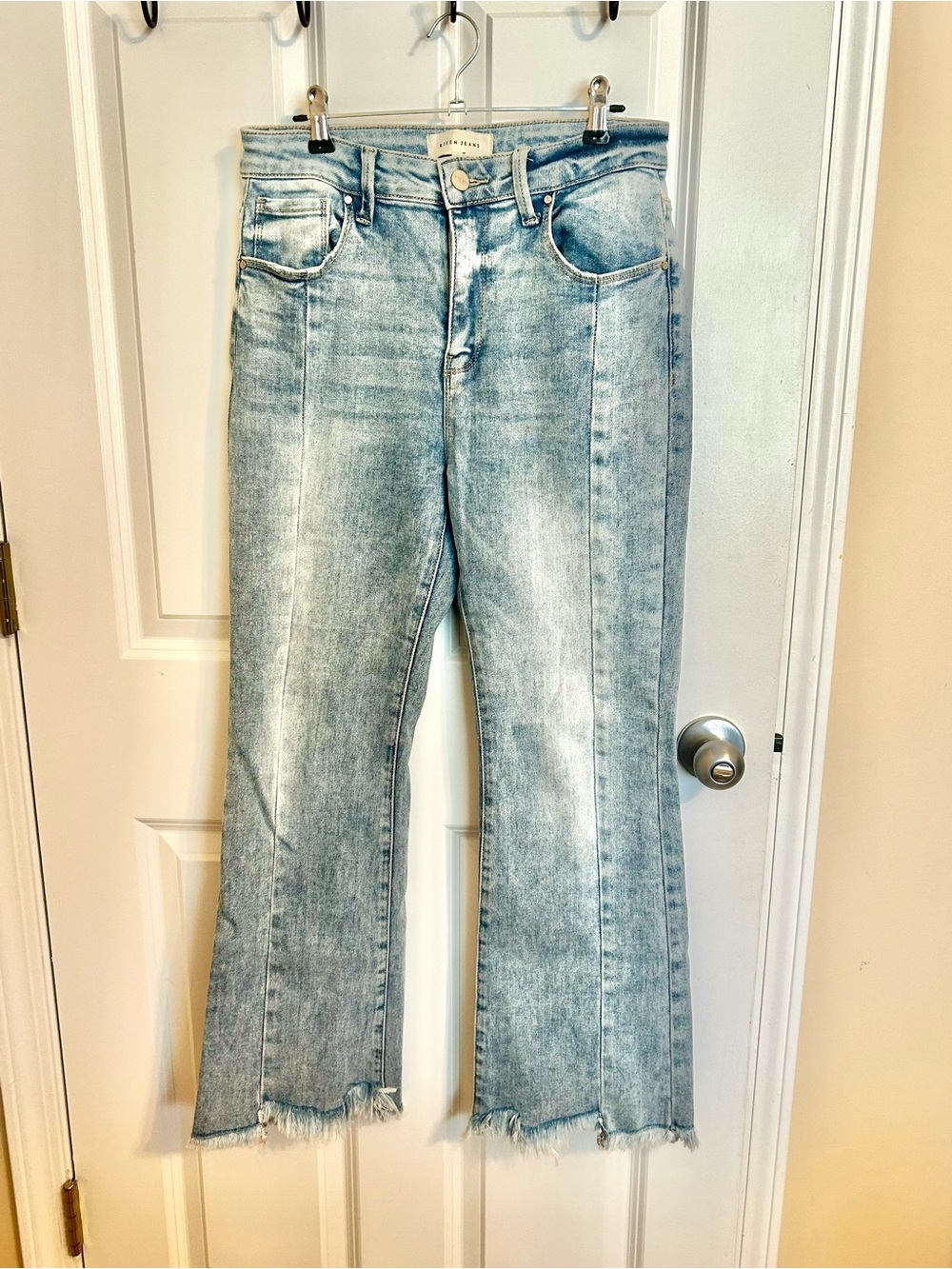 Risen High-Rise Light Wash Women's Jeans with Frayed Hem